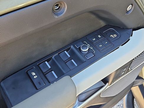 Used 2021 Land Rover Defender 110 SE image 12