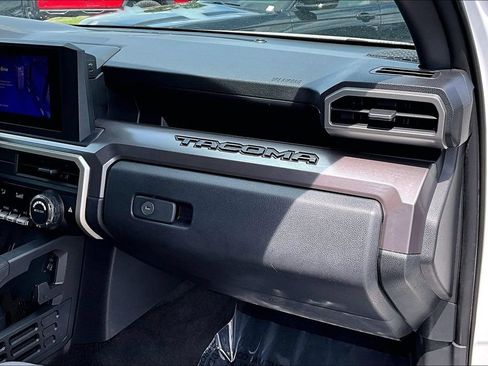 Used 2025 Toyota Tacoma SR5 AWD/4WD image 29