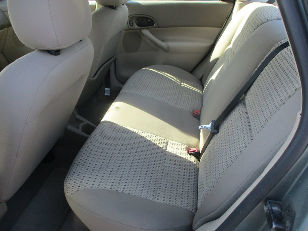 Used 2006 Ford Focus ZX4 Sedan FWD image 9