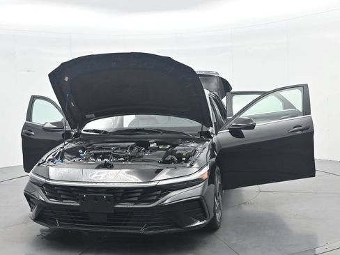 Used 2025 Hyundai Elantra Limited FWD image 48