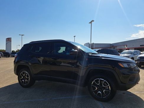 Used 2024 Jeep Compass Trailhawk AWD/4WD image 3
