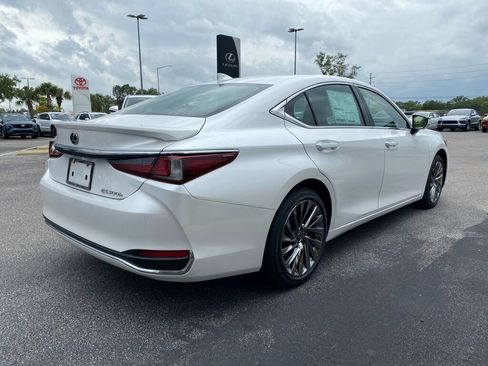 New 2025 Lexus ES 300h w/ Luxury Package image 3