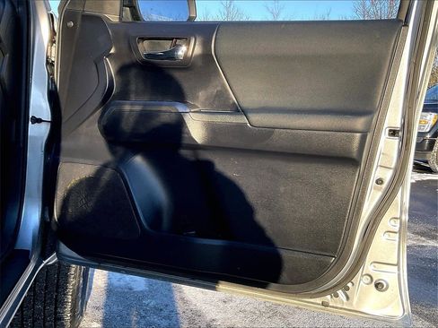 Used 2020 Toyota Tacoma TRD Sport image 11