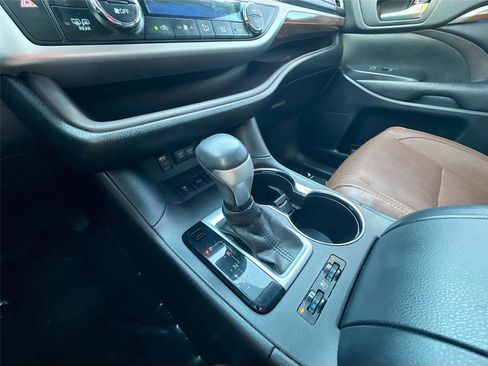 Used 2017 Toyota Highlander Limited Platinum image 17
