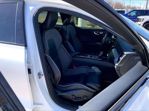 Used 2019 Volvo S60 T5 R-Design image 9