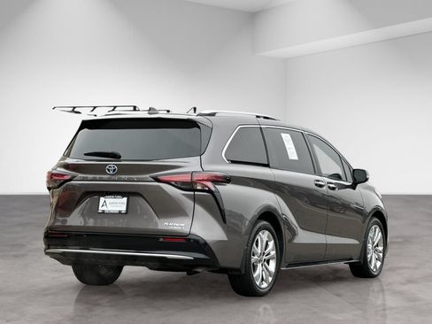 Used 2023 Toyota Sienna Platinum FWD image 7