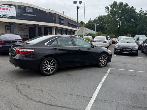 Used 2017 Toyota Camry XSE w/ Moonroof Package FWD image 9