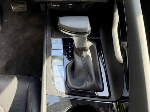 Used 2025 Hyundai Elantra Limited image 32