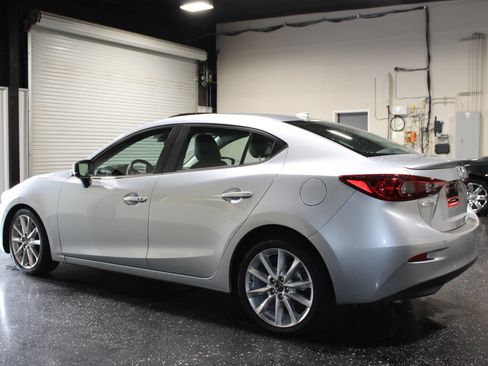 Used 2017 MAZDA MAZDA3 Touring w/ Popular Equipment Package FWD image 5