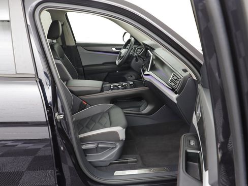 Used 2025 Volkswagen Atlas Peak Edition SE image 19