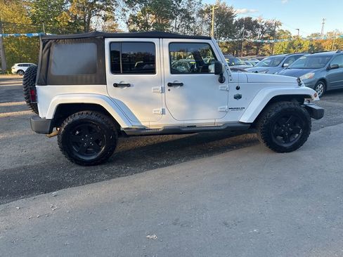 Used 2012 Jeep Wrangler Unlimited Sahara image 10