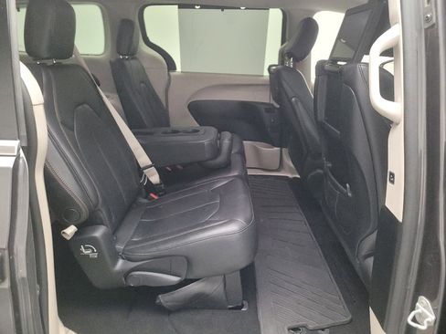 Used 2017 Chrysler Pacifica Touring-L Plus w/ Tire & Wheel Group FWD image 19