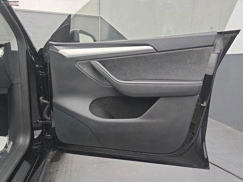 Used 2025 Tesla Model Y Long Range image 44