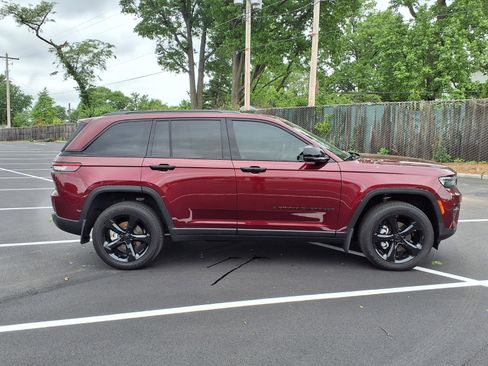 Used 2024 Jeep Grand Cherokee Altitude AWD/4WD image 2