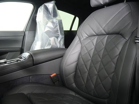 New 2026 BMW X6 xDrive40i w/ Climate Comfort Package image 11