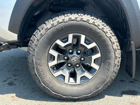 Used 2023 Toyota Tacoma TRD Off-Road w/ Technology Package AWD/4WD image 10