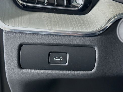 Used 2025 Volvo XC60 B5 Plus image 17