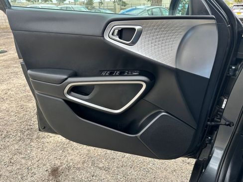 Used 2025 Kia Soul LX w/ LX Technology Package FWD image 18