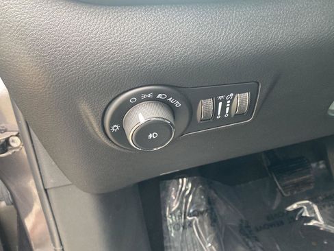 Used 2023 Jeep Compass Latitude image 11