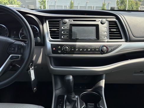 Used 2015 Toyota Highlander LE AWD/4WD image 28