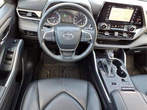 Used 2022 Toyota Highlander XLE FWD image 13