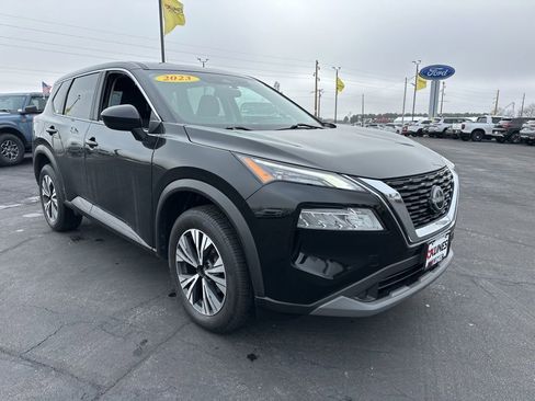 Used 2023 Nissan Rogue SV image 2