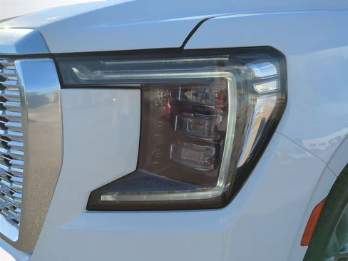 Used 2021 GMC Yukon XL Denali w/ Denali Premium Package image 10