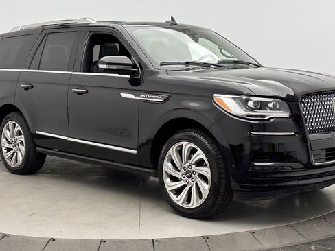 Used 2024 Lincoln Navigator Premiere image 3