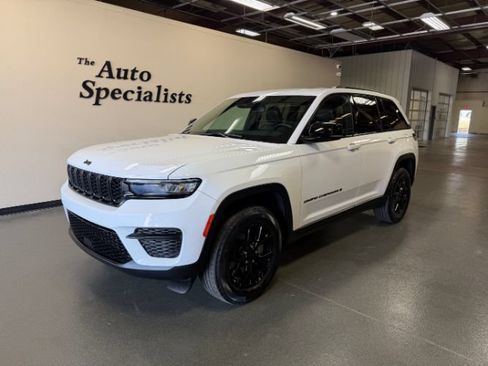 Used 2024 Jeep Grand Cherokee Altitude AWD/4WD image 1