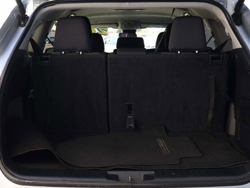 Used 2024 Toyota Highlander LE image 12