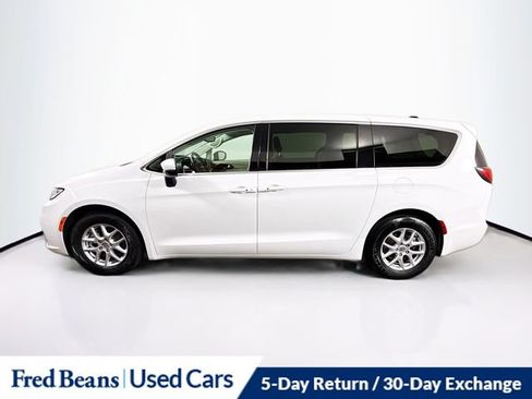Used 2023 Chrysler Pacifica Touring-L FWD image 4