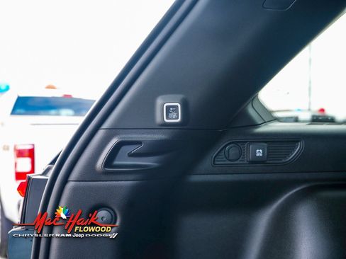 Used 2024 Jeep Grand Cherokee Limited w/ Black Appearance Package image 10