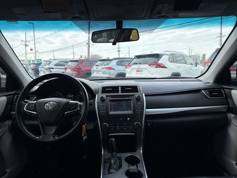 Used 2016 Toyota Camry SE image 18