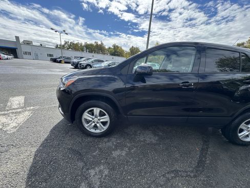 Used 2022 Chevrolet Trax LS w/ Tint and Cruise Package image 34