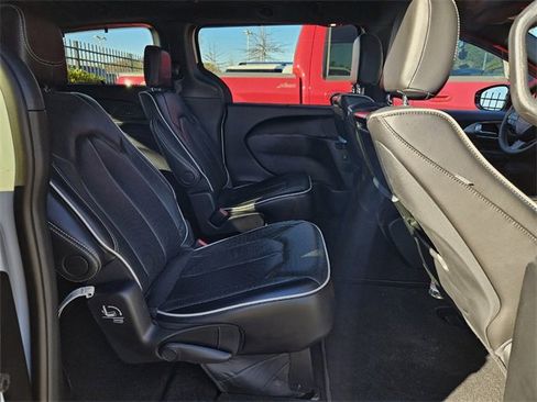 Used 2024 Chrysler Pacifica Limited w/ Uconnect Theater Family Group image 6