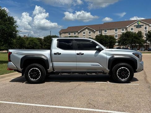 Certified 2024 Toyota Tacoma TRD Off-Road AWD/4WD image 5