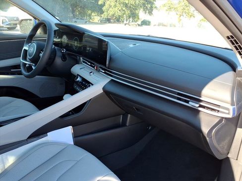 New 2026 Hyundai Elantra Limited image 18