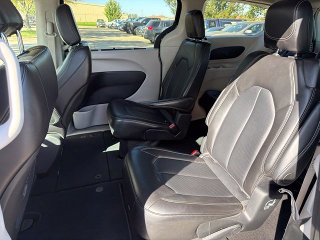 Used 2024 Chrysler Pacifica Touring-L FWD image 22