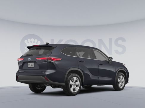 Used 2023 Toyota Highlander LE FWD image 4