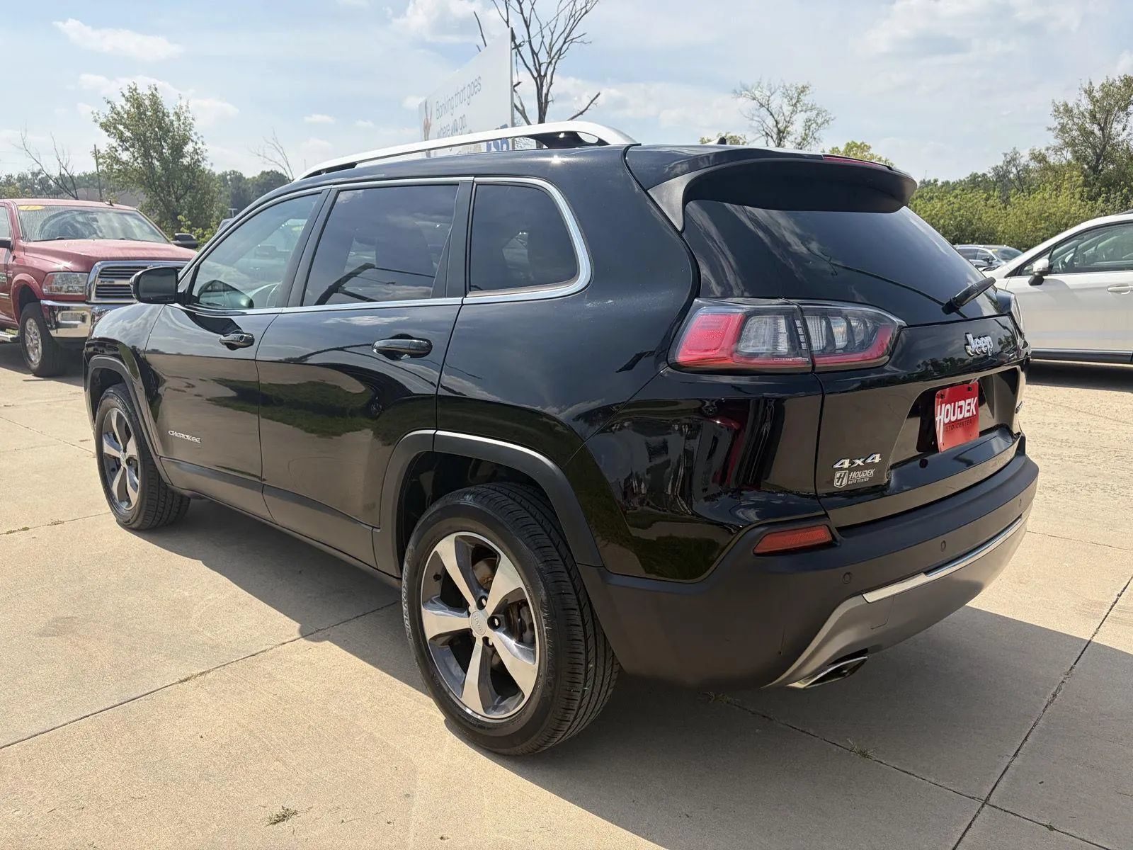 Used 2019 Jeep Cherokee Limited AWD/4WD image 6