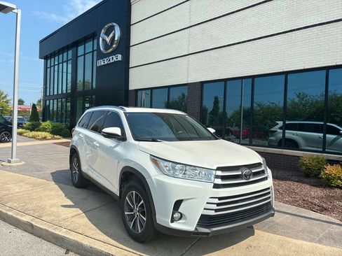 Used 2019 Toyota Highlander XLE AWD/4WD image 1