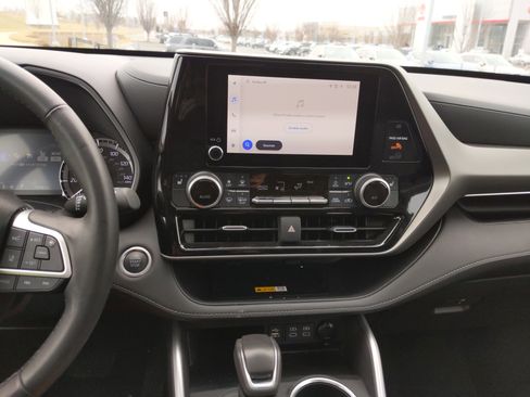 Certified 2024 Toyota Highlander XLE image 30