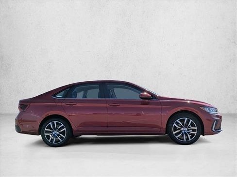 Used 2025 Volkswagen Jetta SE image 4