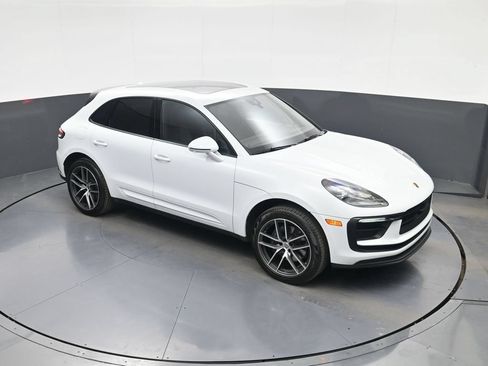 Used 2025 Porsche Macan AWD/4WD image 29