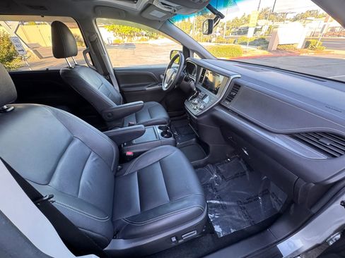Used 2017 Toyota Sienna SE FWD image 12