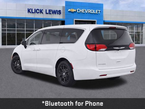 Used 2022 Chrysler Voyager LX FWD image 5