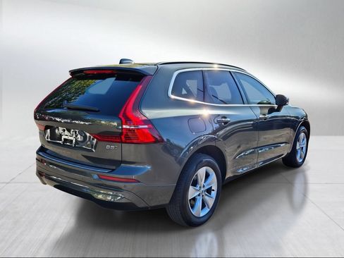 Used 2022 Volvo XC60 B5 Momentum w/ Advanced Package AWD/4WD image 3