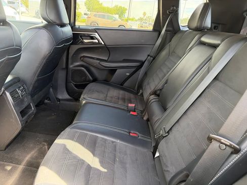 Used 2024 Mitsubishi Outlander AWD image 7