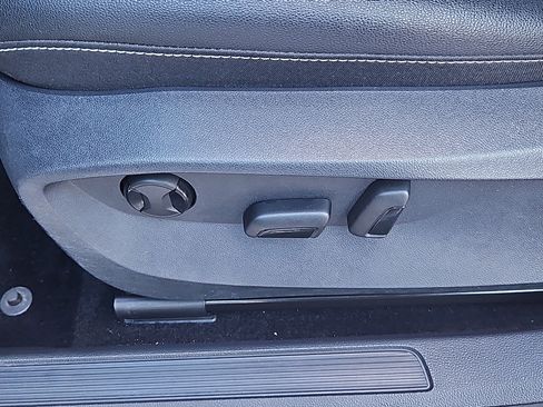 Certified 2022 Volkswagen Taos SE w/ Panoramic Sunroof Package image 15