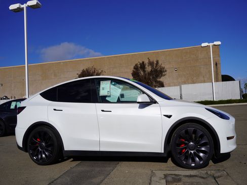 Used 2022 Tesla Model Y Performance image 4